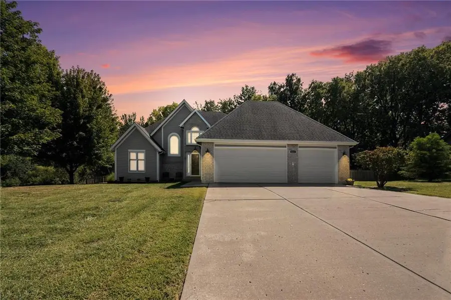 407 Amesbury Drive, Smithville, MO 64089 - Image #2