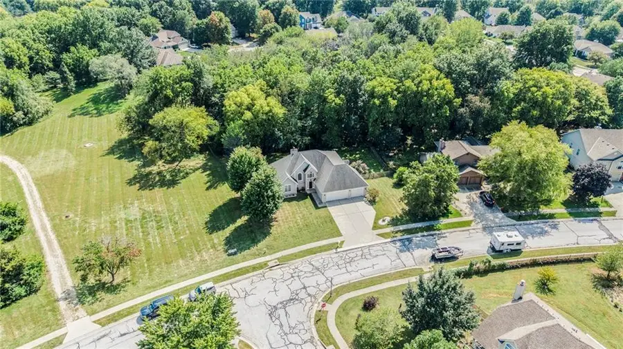 407 Amesbury Drive, Smithville, MO 64089 - Image #3