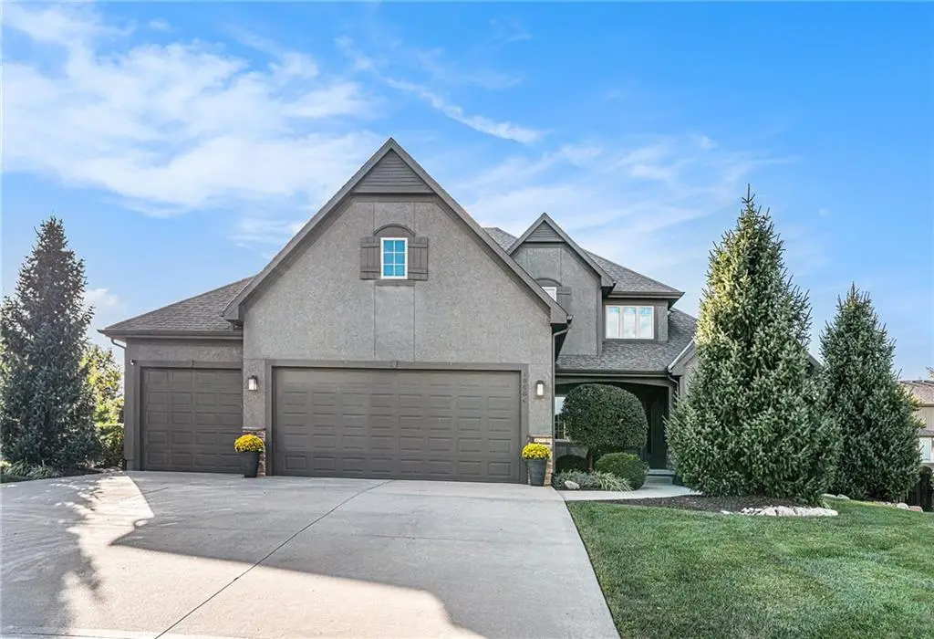 16488 S Summertree Lane, Olathe, KS 66062 - Image #1