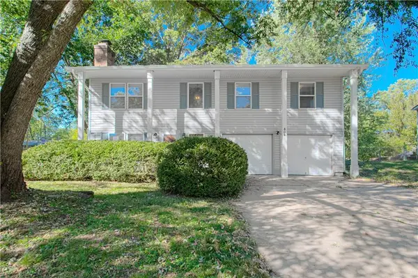 404 NE Castle Drive, Lee's Summit, MO 64063