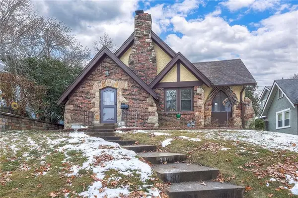 308 E Winthrope Road, Kansas City, MO 64113