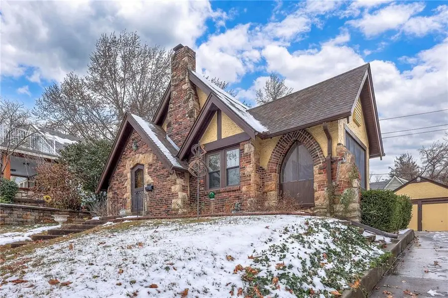 308 E Winthrope Road, Kansas City, MO 64113 - Image #2