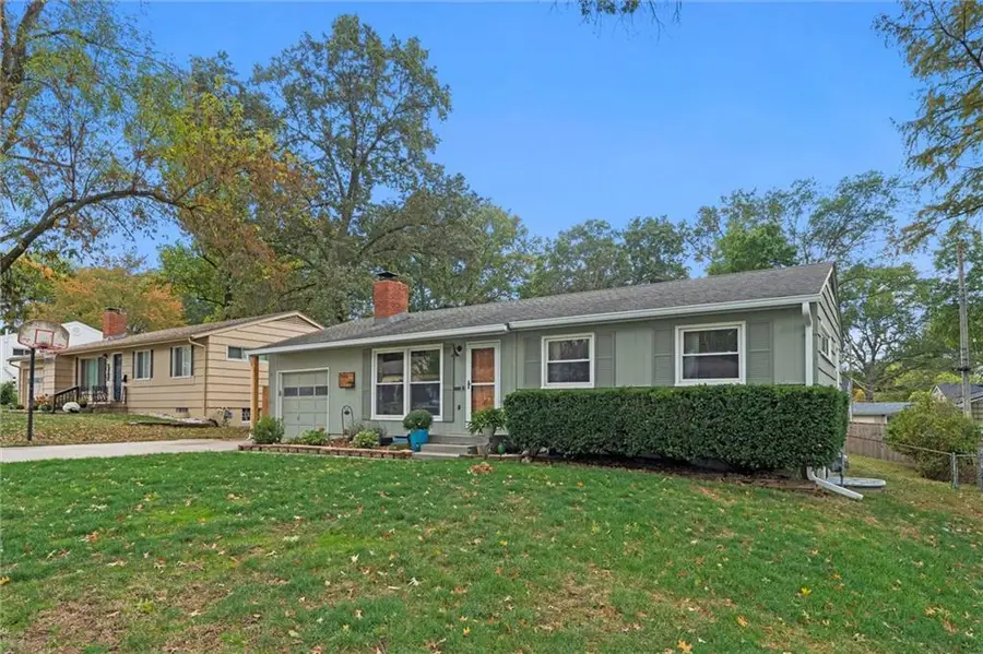 7132 Robinson Drive, Overland Park, KS 66204 - Image #2