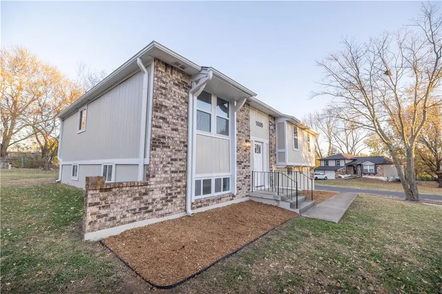 1600 NW Winchester Place, Blue Springs, MO 64015 - Image #3