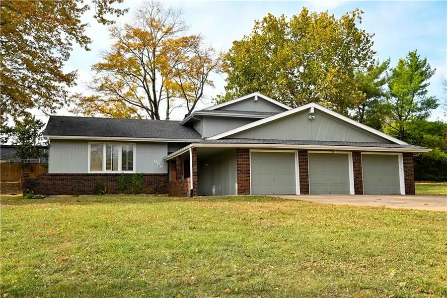 909 Tam O'shanter Street, Kansas City, MO 64145 - #3