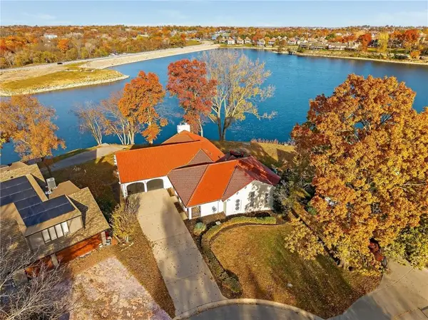 102 NW Hackberry Street, Lee's Summit, MO 64064