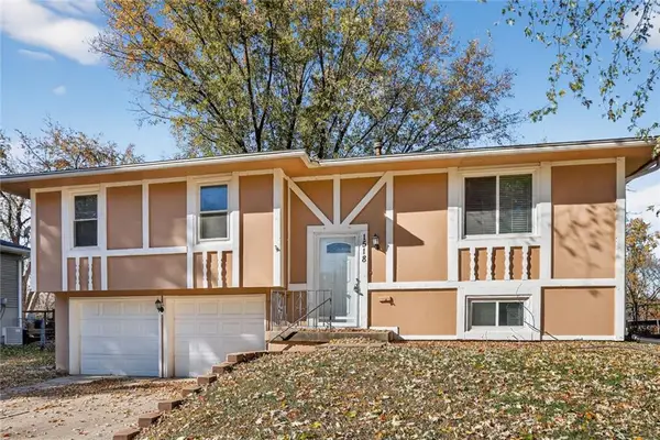 1518 SE 15th Place, Oak Grove, MO 64075