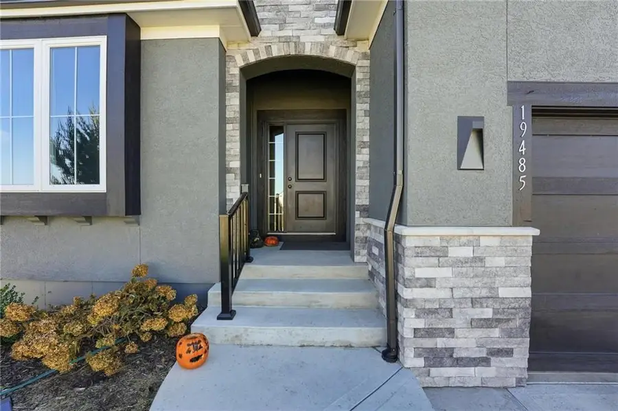 19485 W 202nd Street, Spring Hill, KS 66083 - Image #2