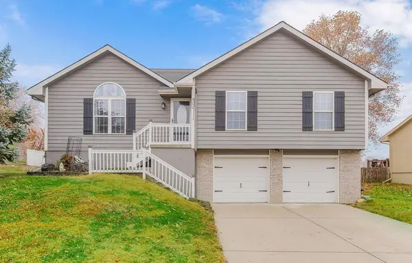 900 NE 194th Terrace, Smithville, MO 64089