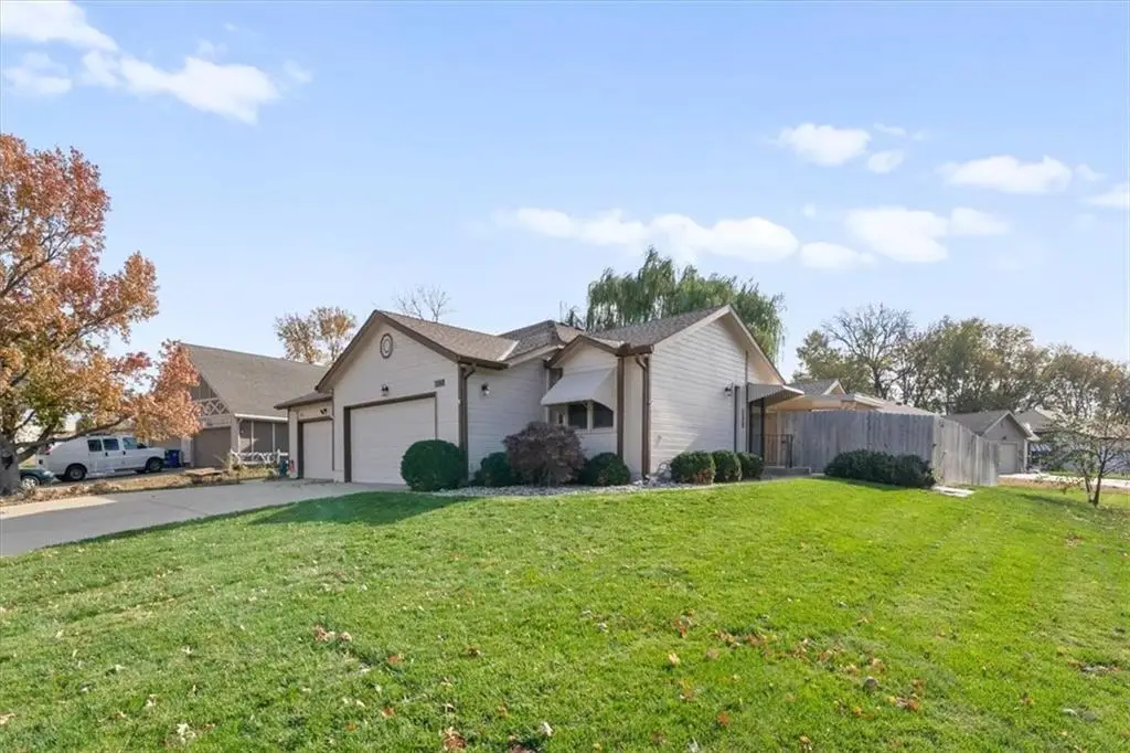 1372 N Ridge Parkway, Olathe, KS 66061 - Image #1