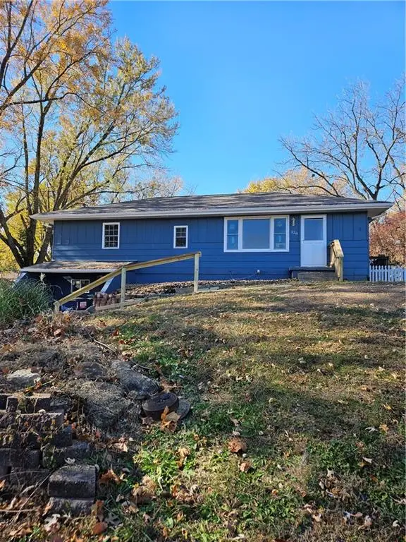 328 Mathews Lane, Gower, MO 64454