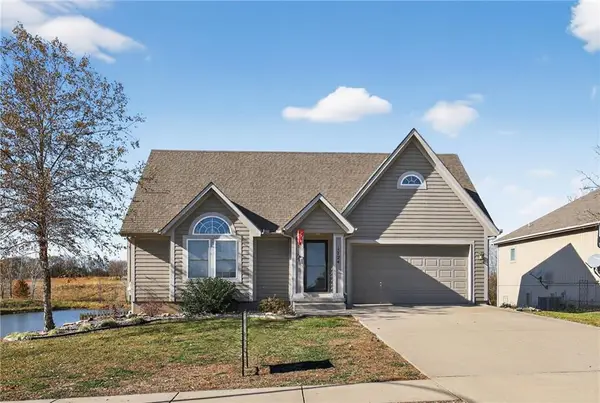 1724 Chadwick Cove, Louisburg, KS 66053
