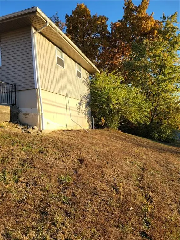 325-327 NW 62nd Terrace, Gladstone, MO 64118 - Image #3