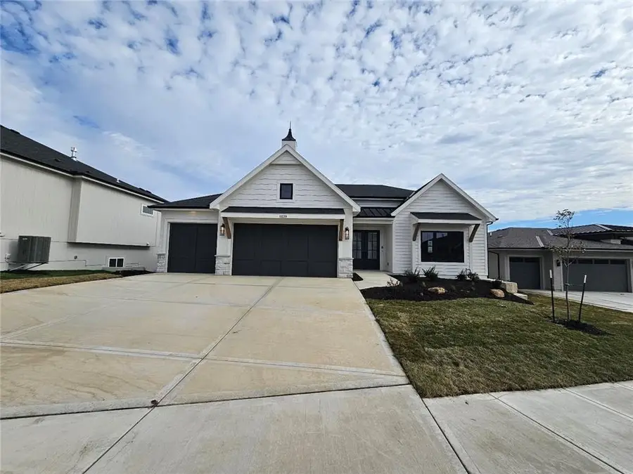 11239 S Sunray Drive, Olathe, KS 66061 - Image #2