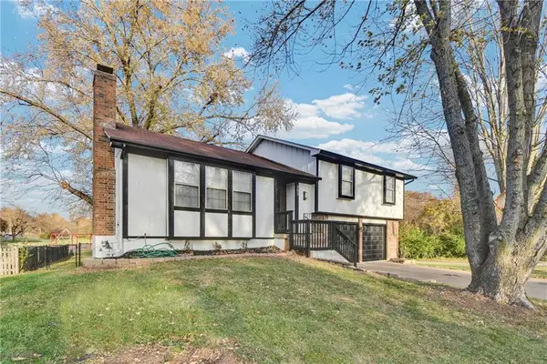 203 SE Winburn Trail, Lee's Summit, MO 64063