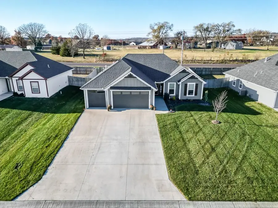 932 N Cottonwood Court, Tonganoxie, KS 66086 - #2