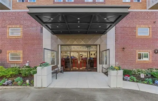 310 W 49th Street #403, Kansas City, MO 64112