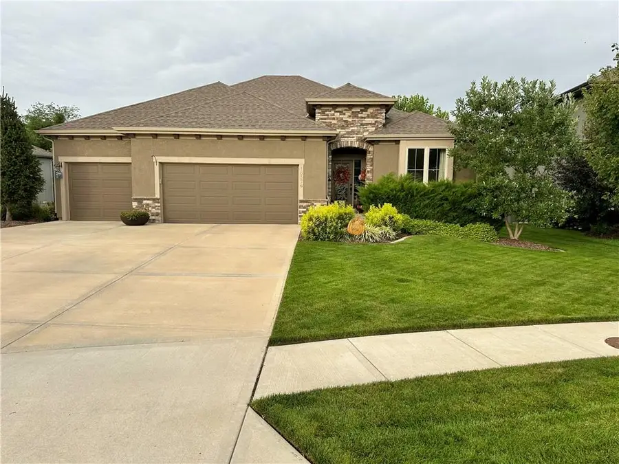 16576 S Summertree Lane, Olathe, KS 66062 - Image #2