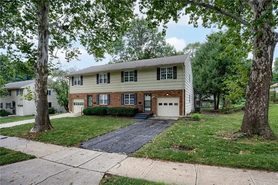 8304 Hemlock Street, Overland Park, KS 66212 - Image #2