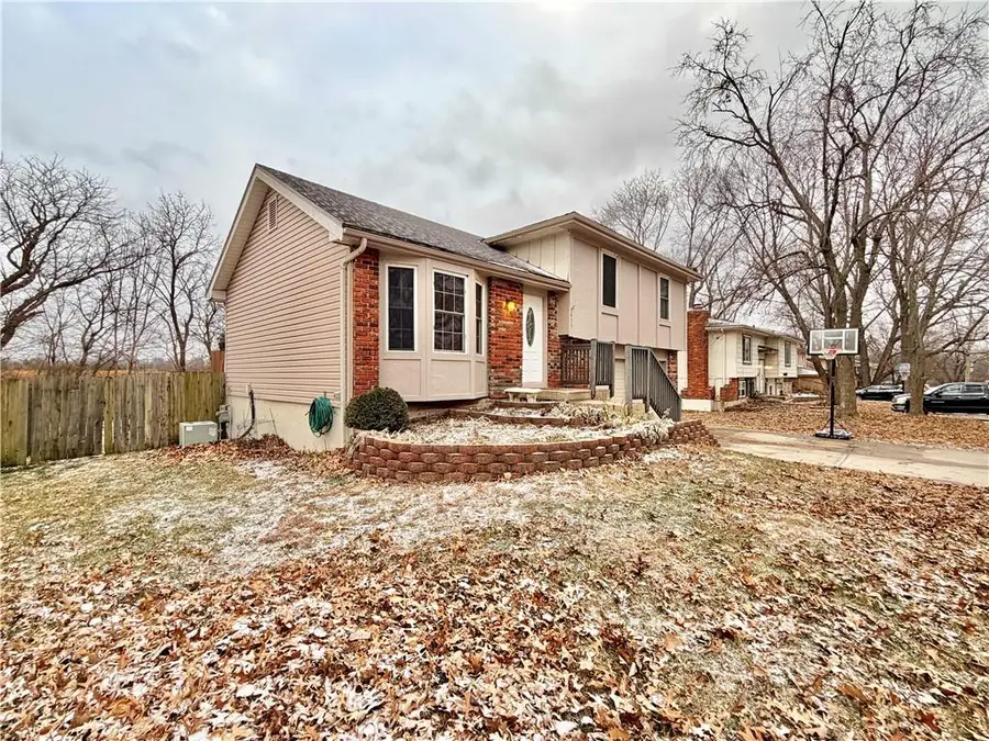 633 E Colleen Drive, Gardner, KS 66030 - Image #2