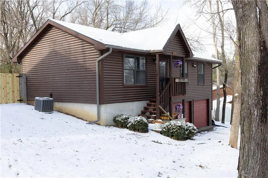 6320 Pamela Drive, Saint Joseph, MO 64504 - Image #2