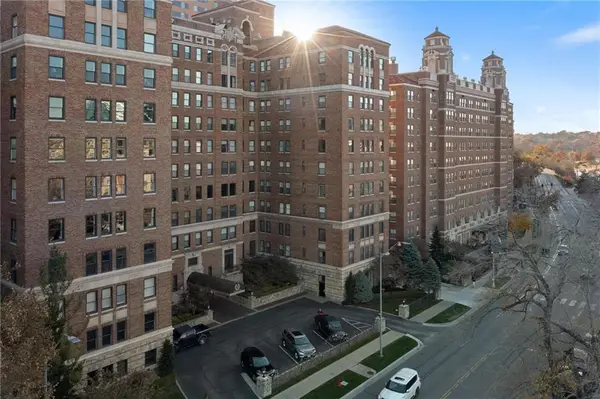 229 Ward Parkway #1001B, Kansas City, MO 64112