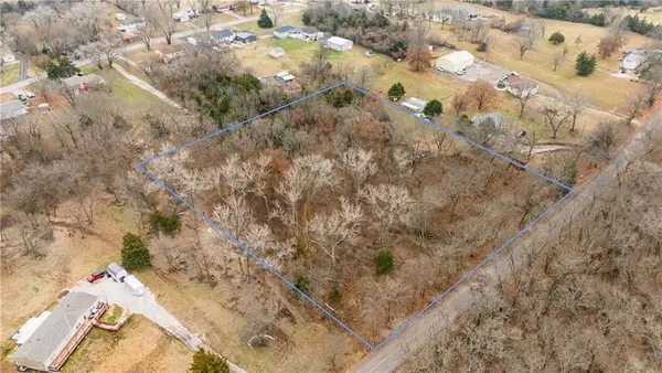 811 N 142nd Street, Bonner Springs, KS 66012