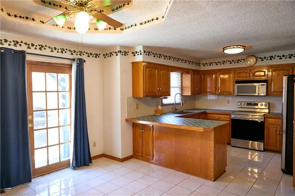 616 NE Michael Drive, Lee's Summit, MO 64086