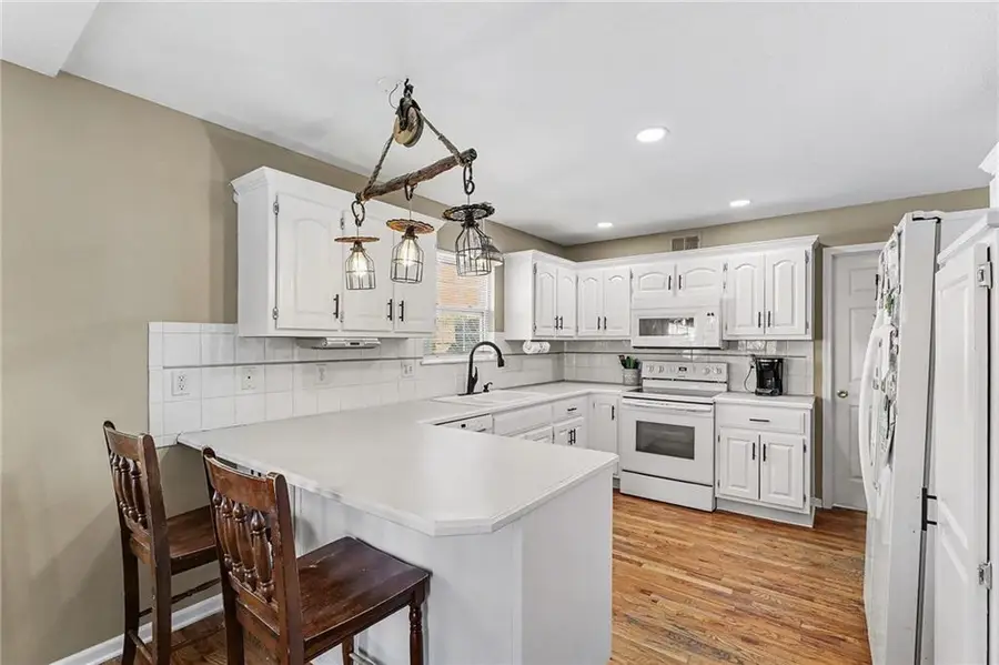 828 SW Country Hill Drive, Grain Valley, MO 64029 - Image #3