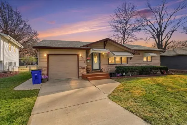 311 NE Arlington Circle, Lee's Summit, MO 64063