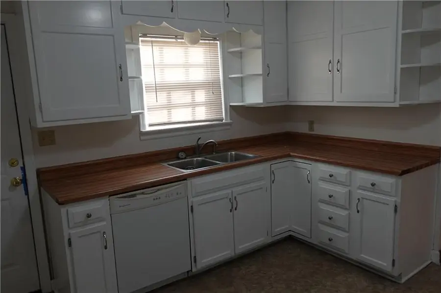 4429 N Oak Trafficway, Kansas City, MO 64116 - #2