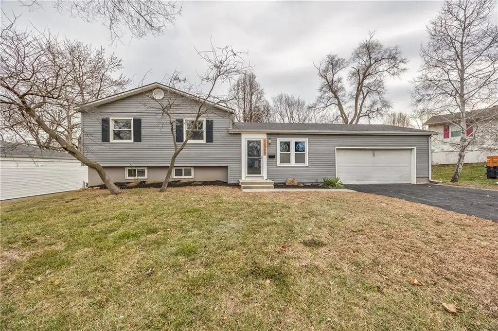 10009 Grandview Drive, Overland Park, KS 66212 - Image #1