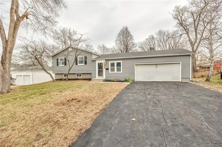 10009 Grandview Drive, Overland Park, KS 66212 - Image #2