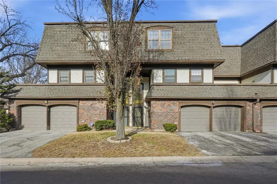 10203 Cedarbrooke Lane, Kansas City, MO 64131 - Image #2