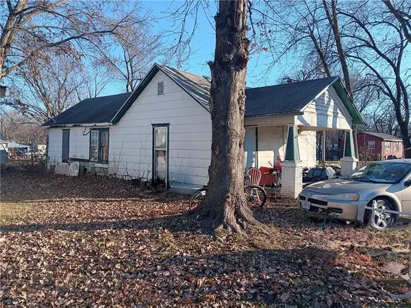 215 S 5th Street, Deepwater, MO 64740