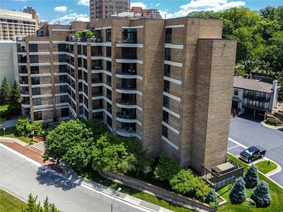 433 Ward Parkway #1 S, Kansas City, MO 64112 - #3