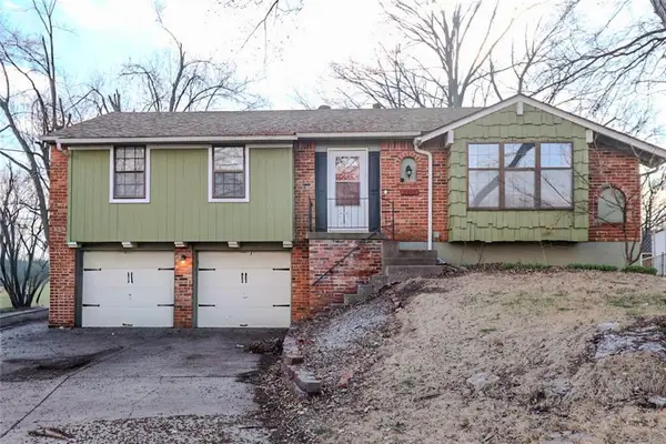 2912 NW Bedford Court, Blue Springs, MO 64015