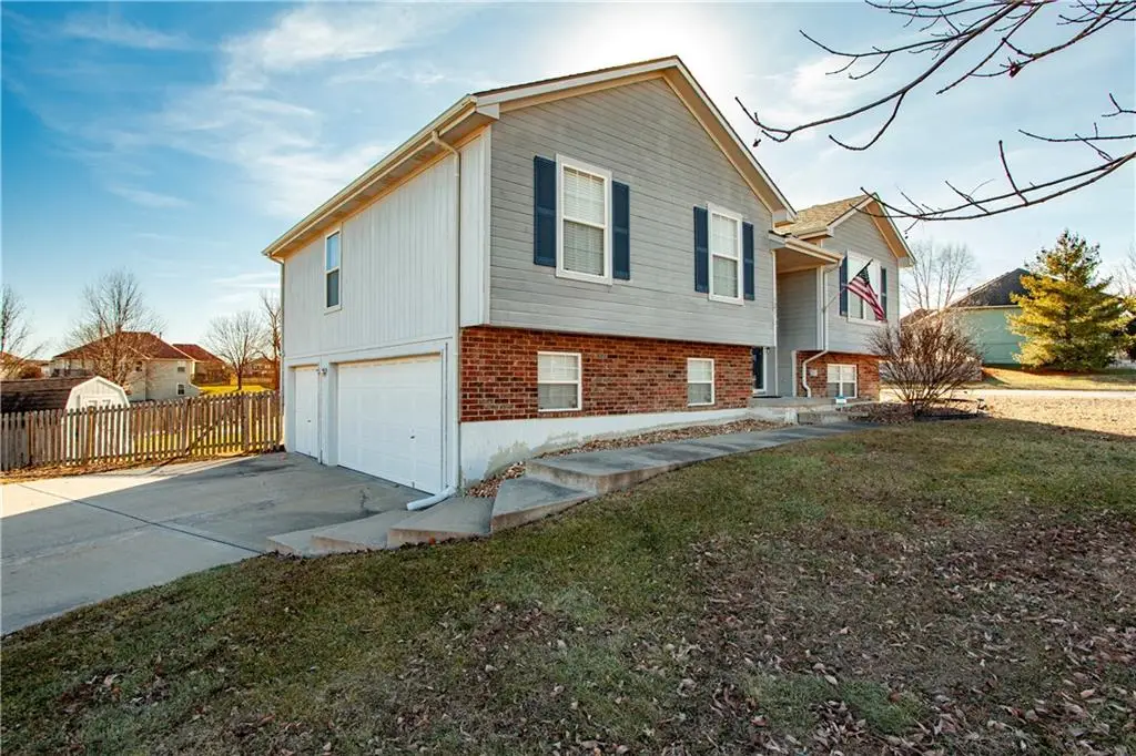 521 SW Lakeview Drive, Grain Valley, MO 64029 - Image #1