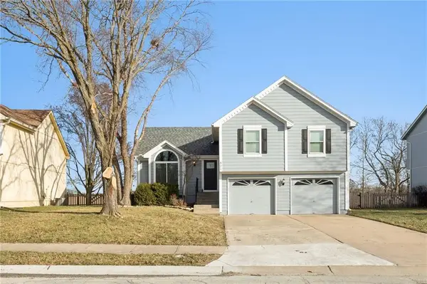 821 NE Colleen Drive, Lee's Summit, MO 64086