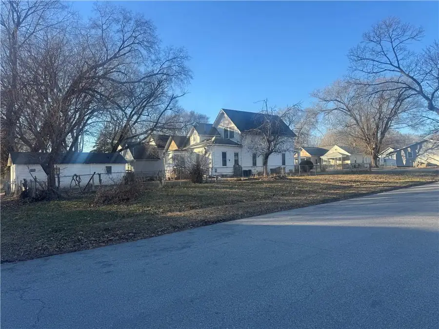 201 Osage Street, Leavenworth, KS 66048 - #2