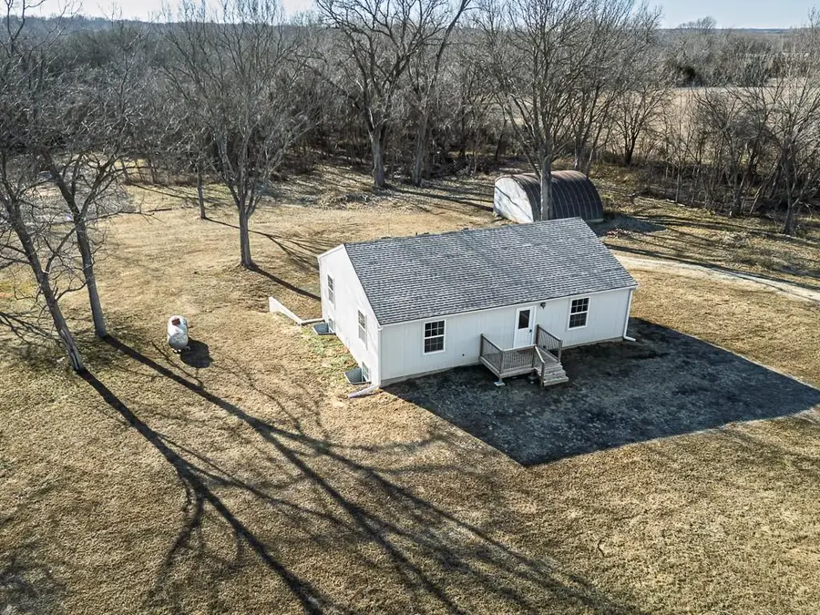 17987 Hollingsworth Road, Tonganoxie, KS 66086 - Image #2