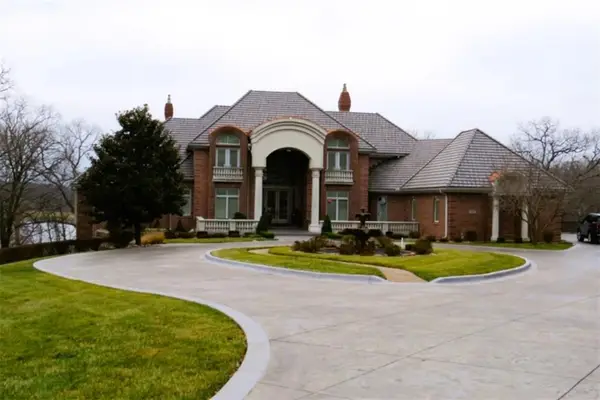 6006 West Shore Court, Parkville, MO 64152