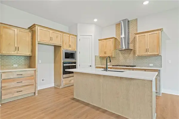 1565 Grayhawk Drive, Basehor, KS 66007