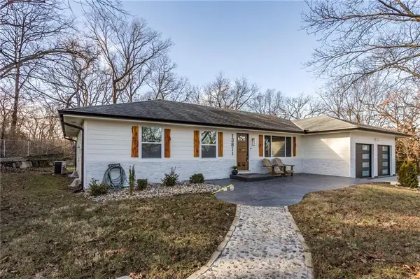 13811 S Lakeshore Drive, Olathe, KS 66061