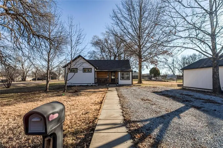 608 N Madison Street, Spring Hill, KS 66083 - Image #2