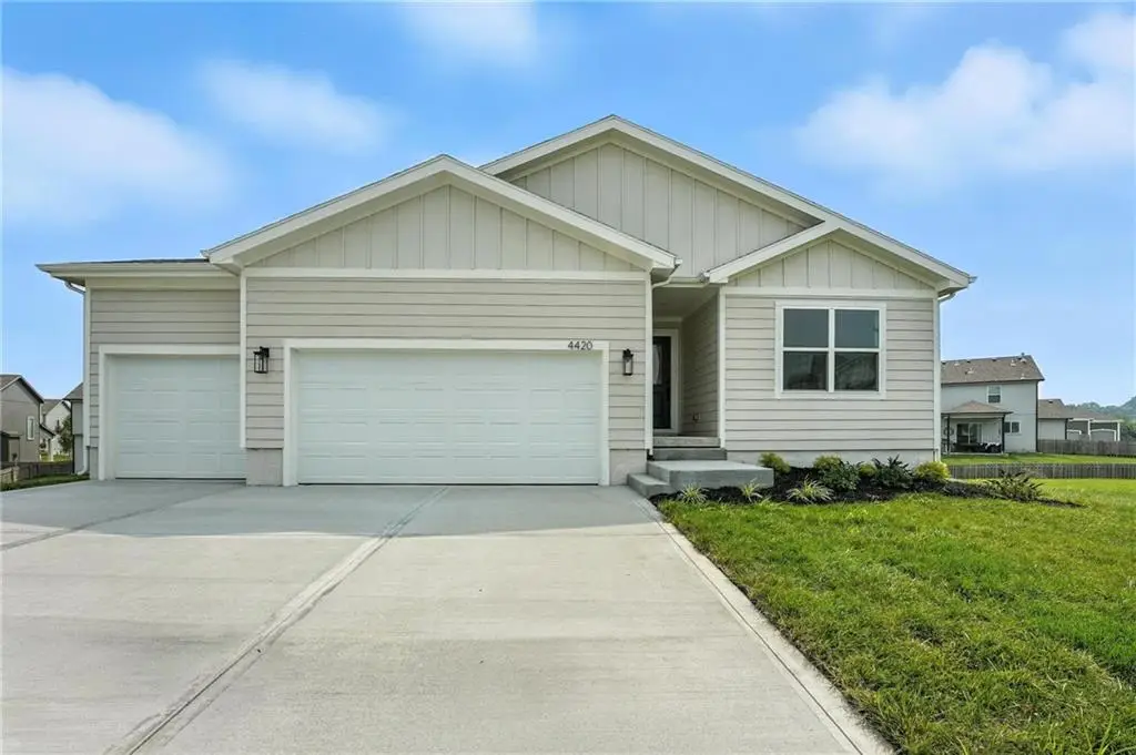 501 NE Newport Drive, Blue Springs, MO 64014 - Image #1