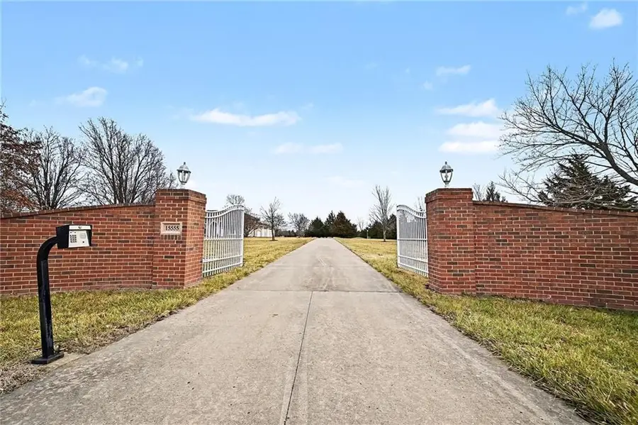 15555 S Moonlight Road, Olathe, KS 66061 - Image #2