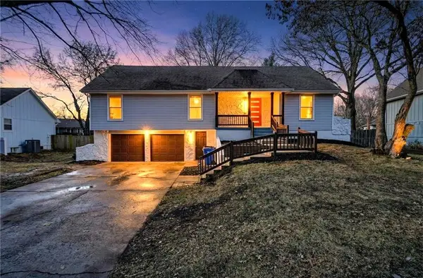 708 Montgomery Avenue, Lee's Summit, MO 64081