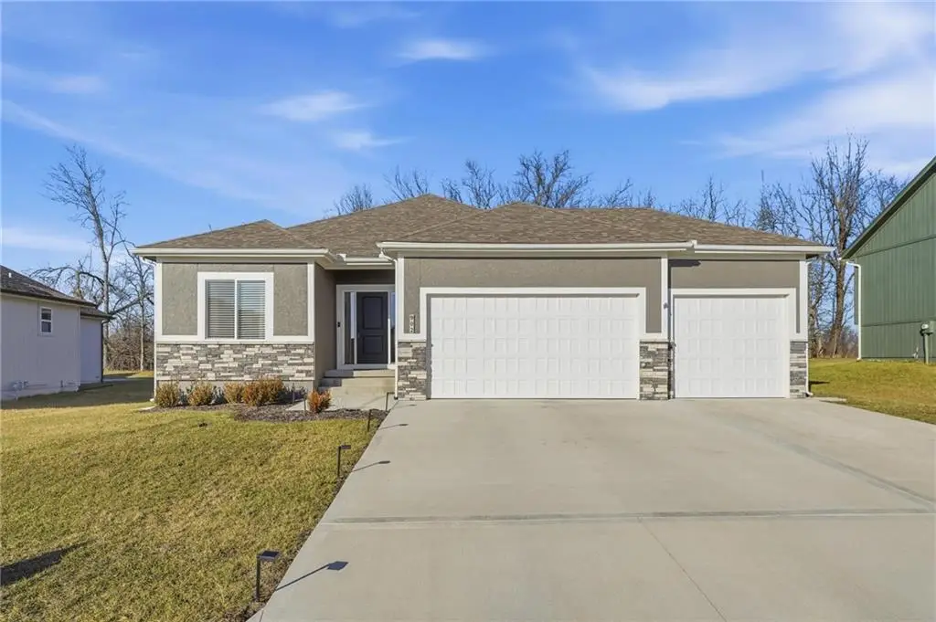 902 NW Crestwood Drive, Grain Valley, MO 64029 - Image #1