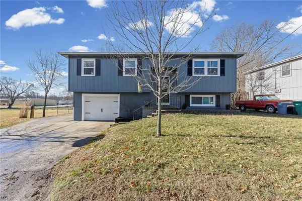 808 S Pearl Street, Paola, KS 66071